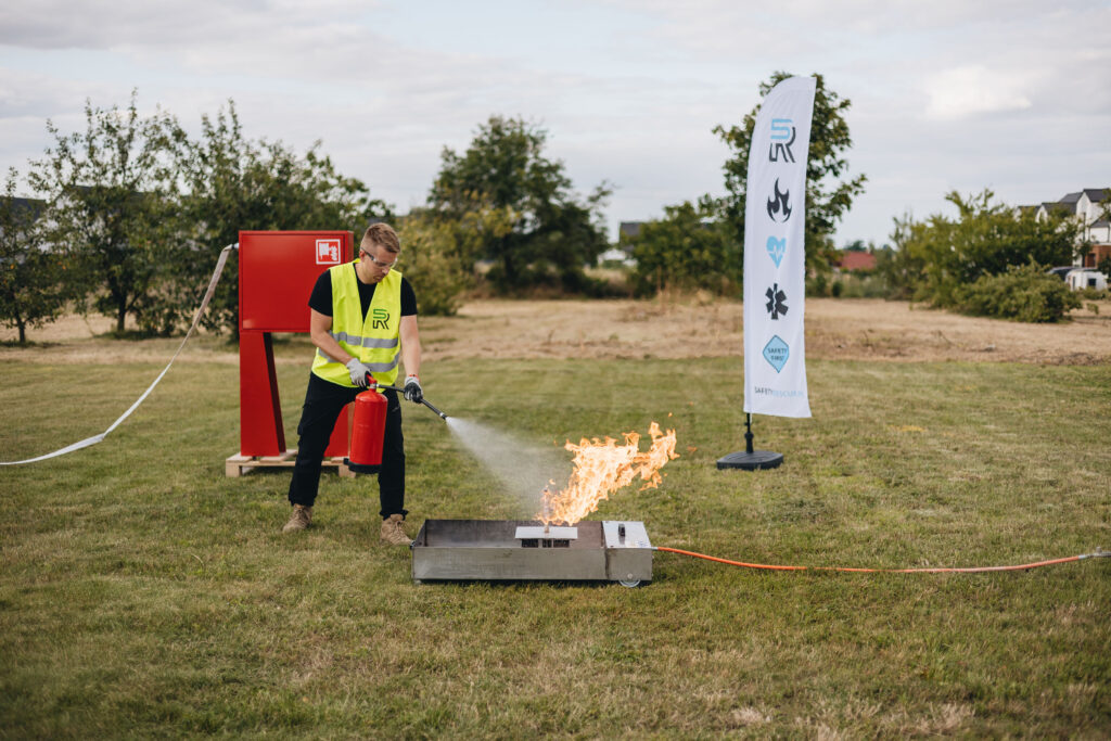 Szkolenie przeciwpożarowe, gaszenie pożaru gaśnicą