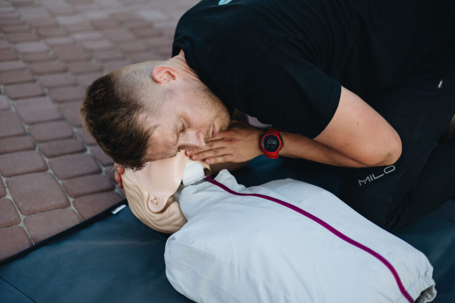 badanie oddechu, udar, pomoc seniorom