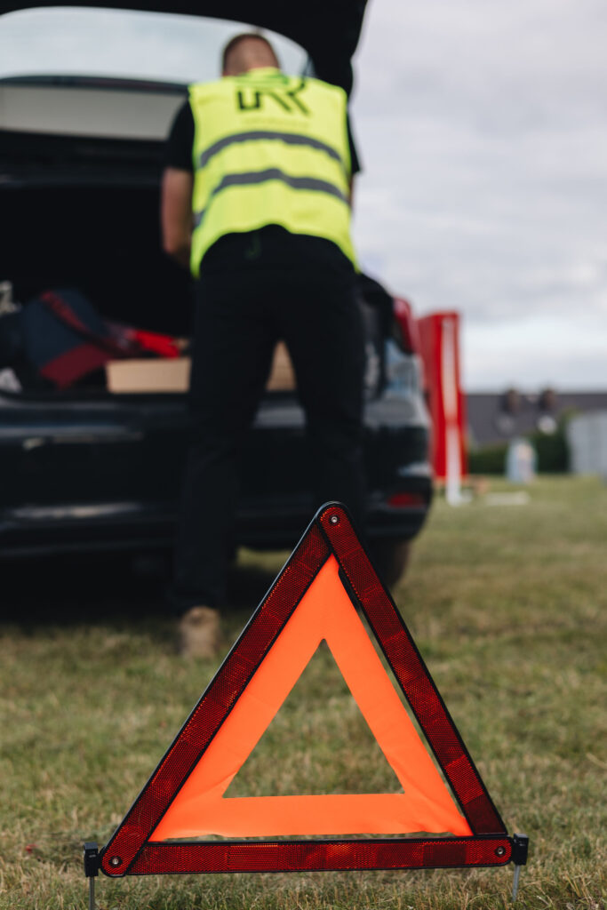 pożar pojazdu - trójkąt ostrzegawczy, kamizelka odblaskowa